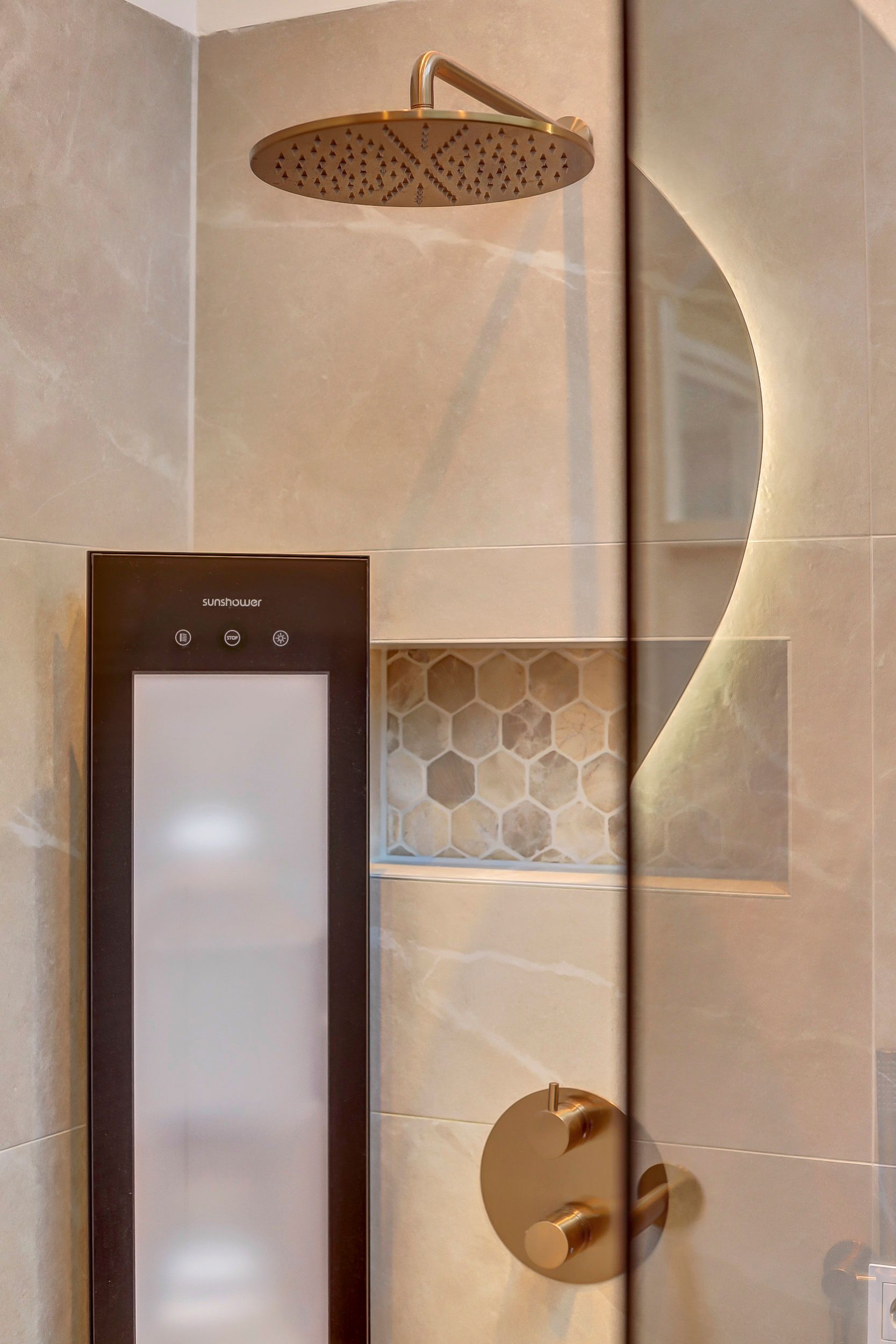 Sunshower Combi Black in de douchezone met champagne glasplaat