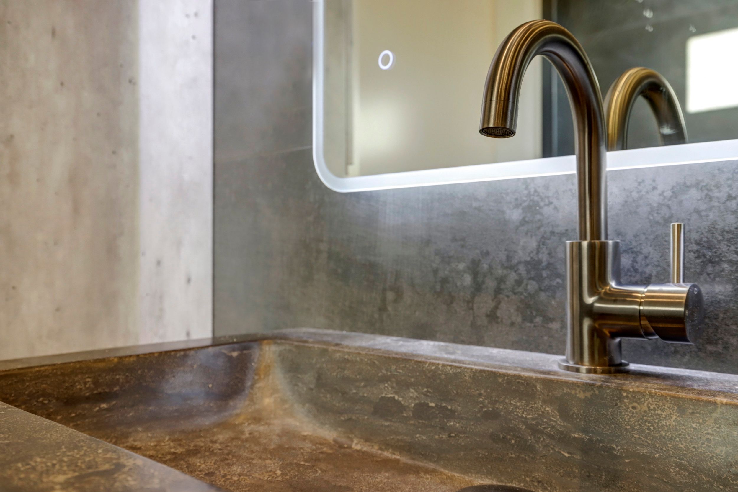 Natuurstenen wastafel met gunmetal wastafelmengkraan