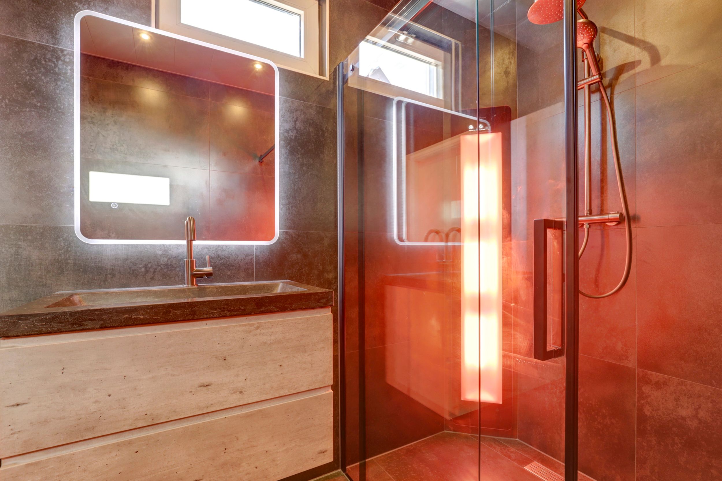 Stoere badkamer van Janet uit Nieuw-Weerdinge met grafiet tegels en gunmetal kranen