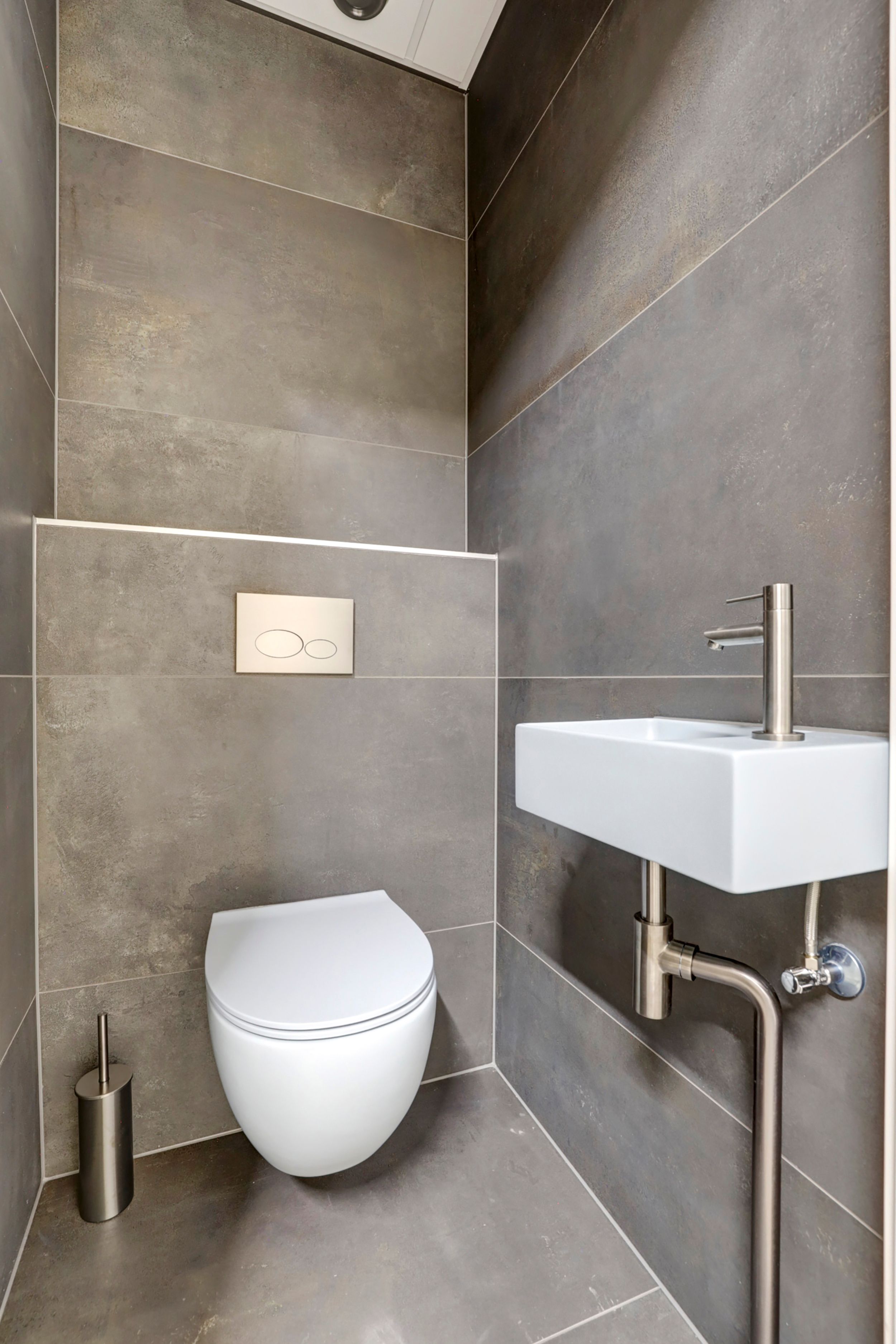 Randloos wandcloset met compacte fontein en gunmetal fonteinkraan