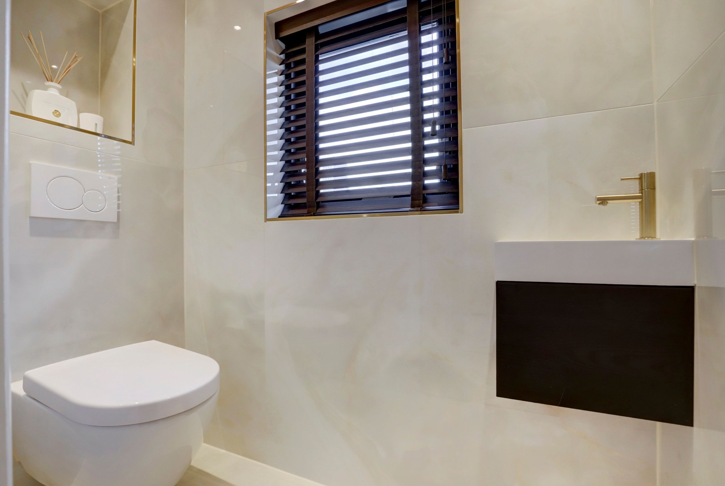 Randloos Villeroy en Boch wandcloset met compact fonteinmeubel in zwart frame