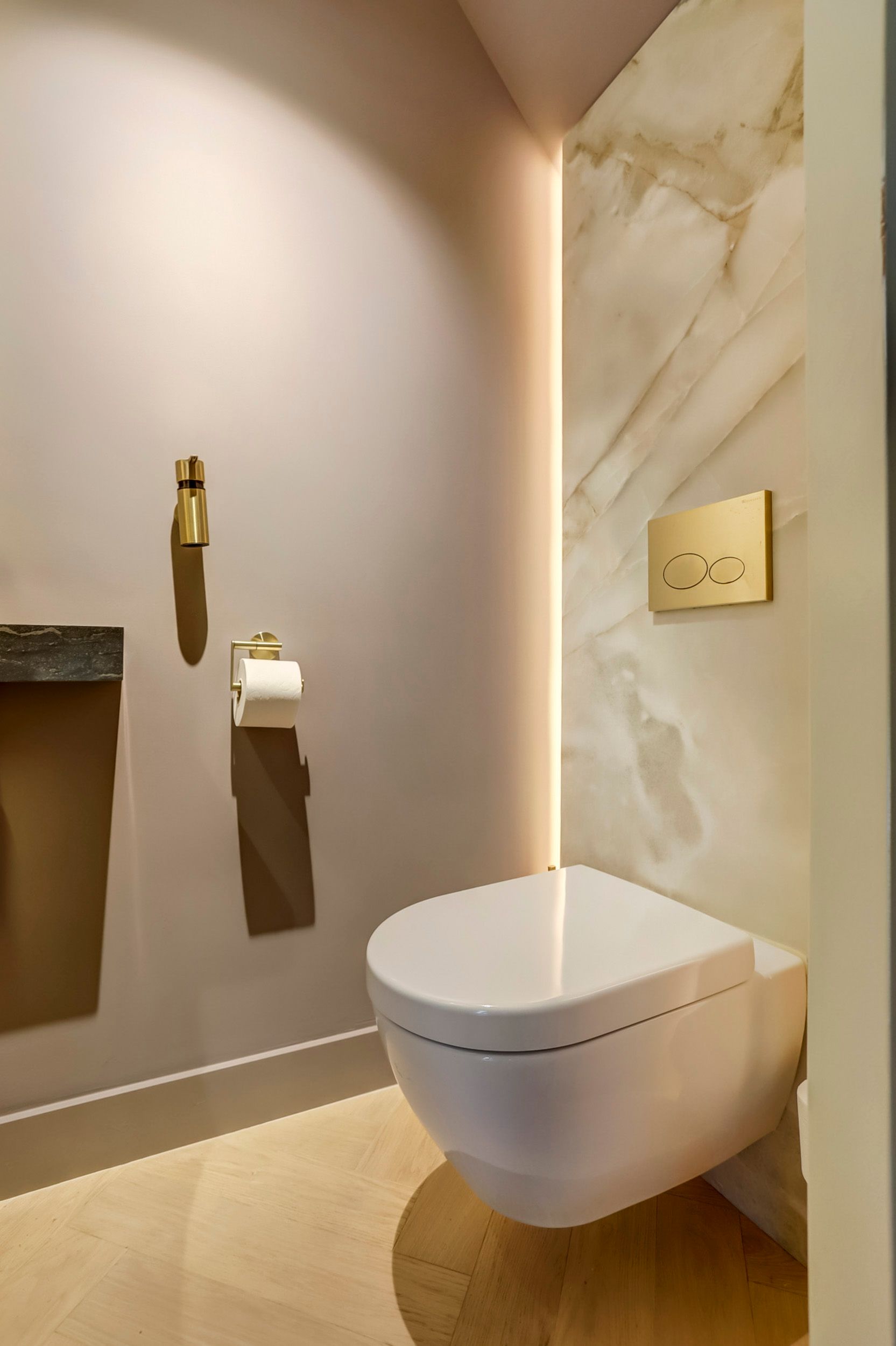 Wandcloset met fonteintje en messing kraan in het toilet
