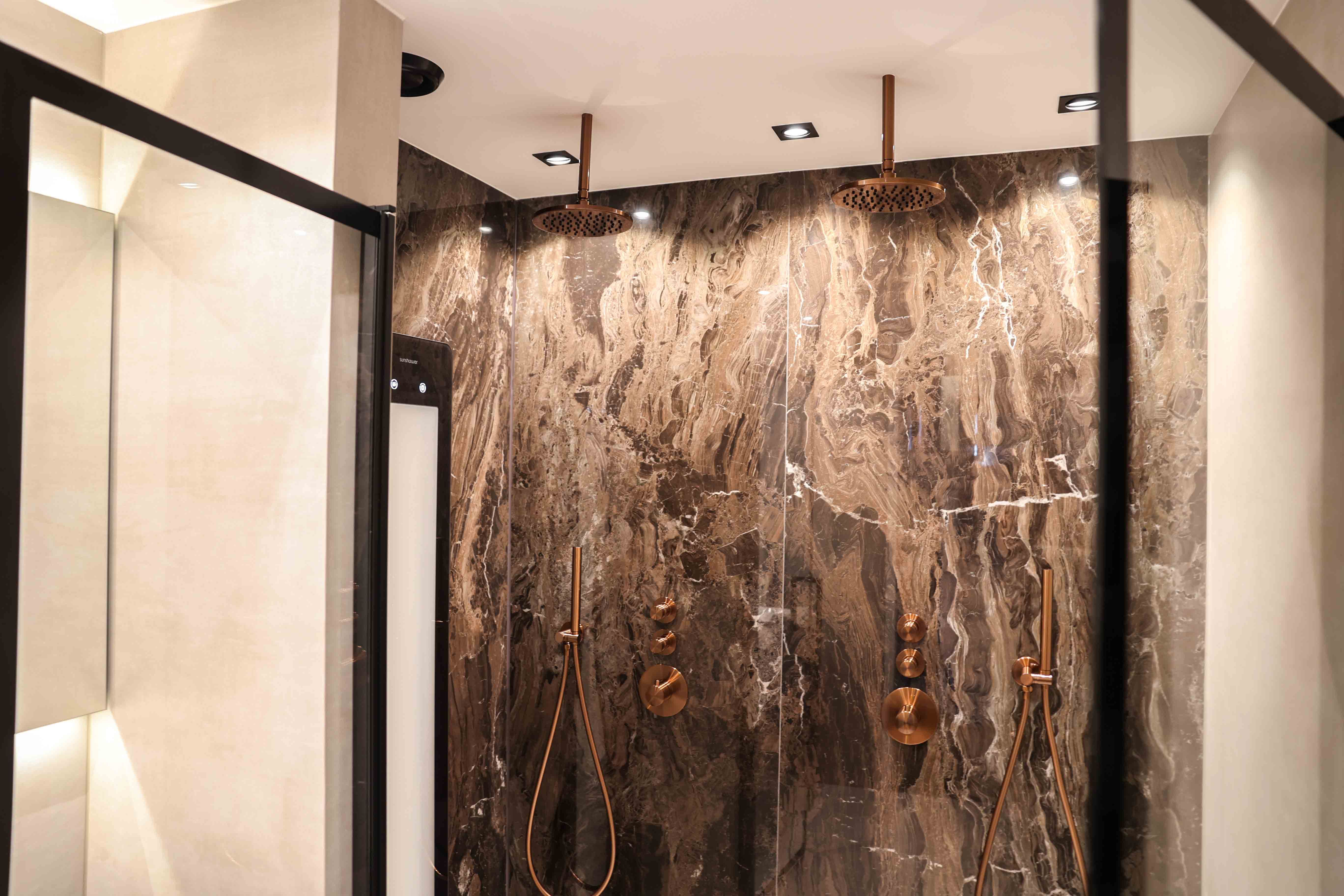 Inloopdouche met XXL bruin marmerlook wandtegels van Marazzi
