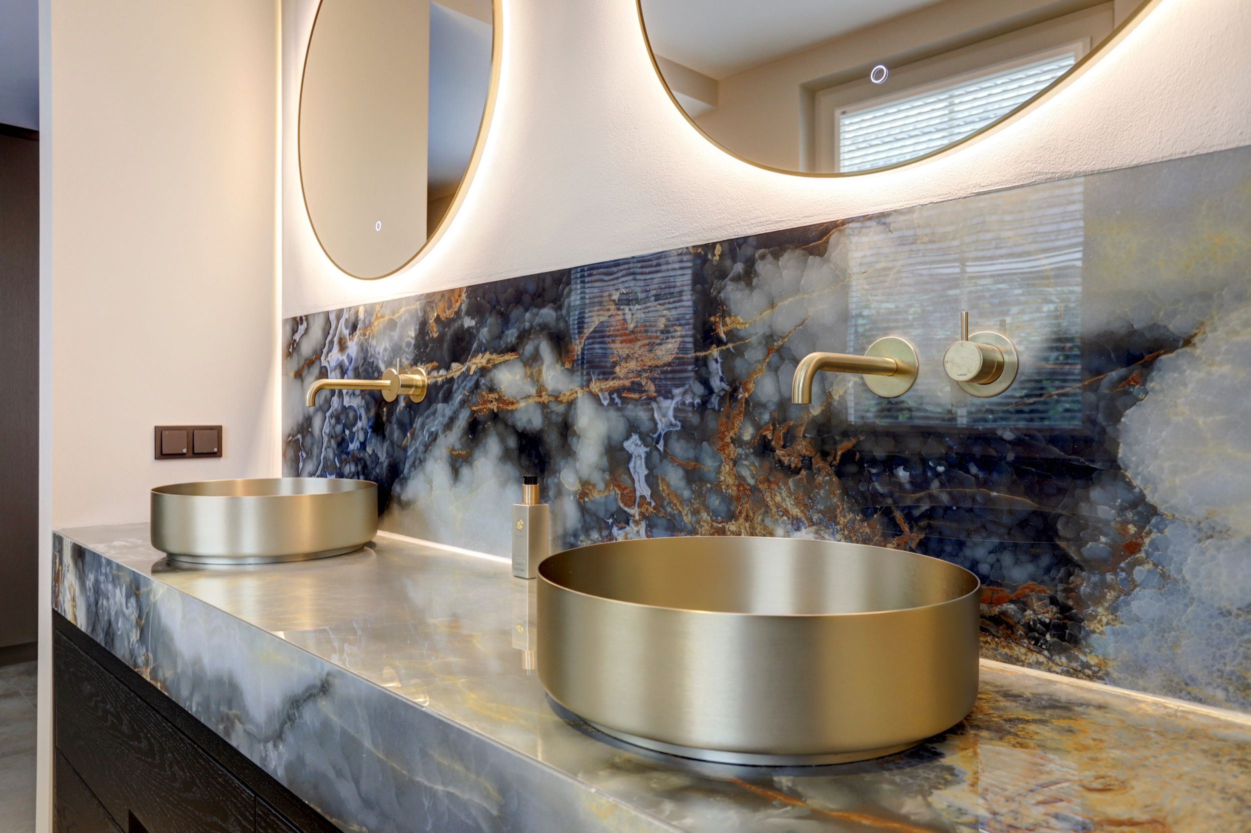 Badkamer van Sezer uit Eindhoven met diepblauwe Eternal Blue tegels en gouden accenten