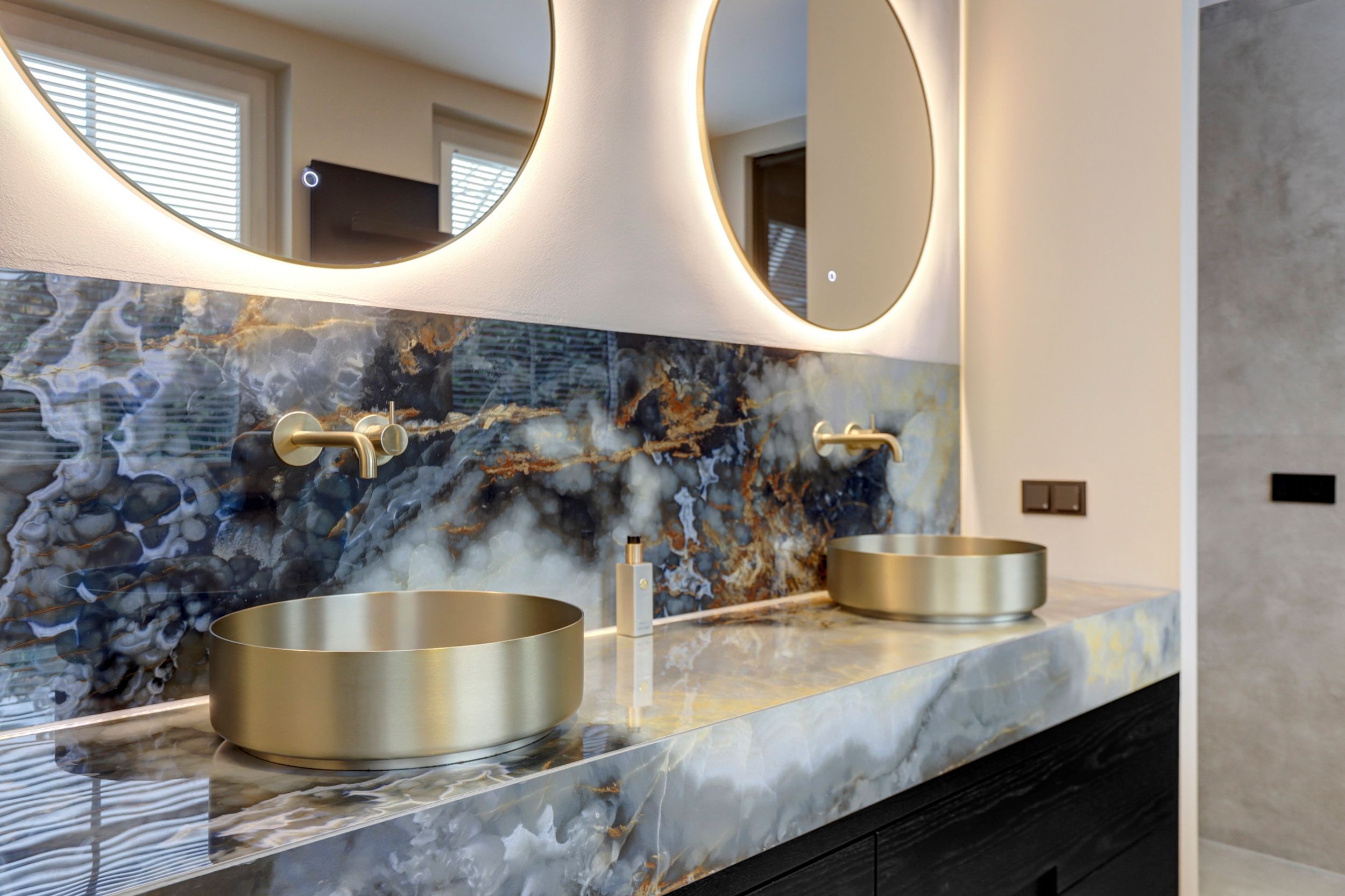 Eternal Blue XL-wandtegel naast Parker Grey betonlook in de douche