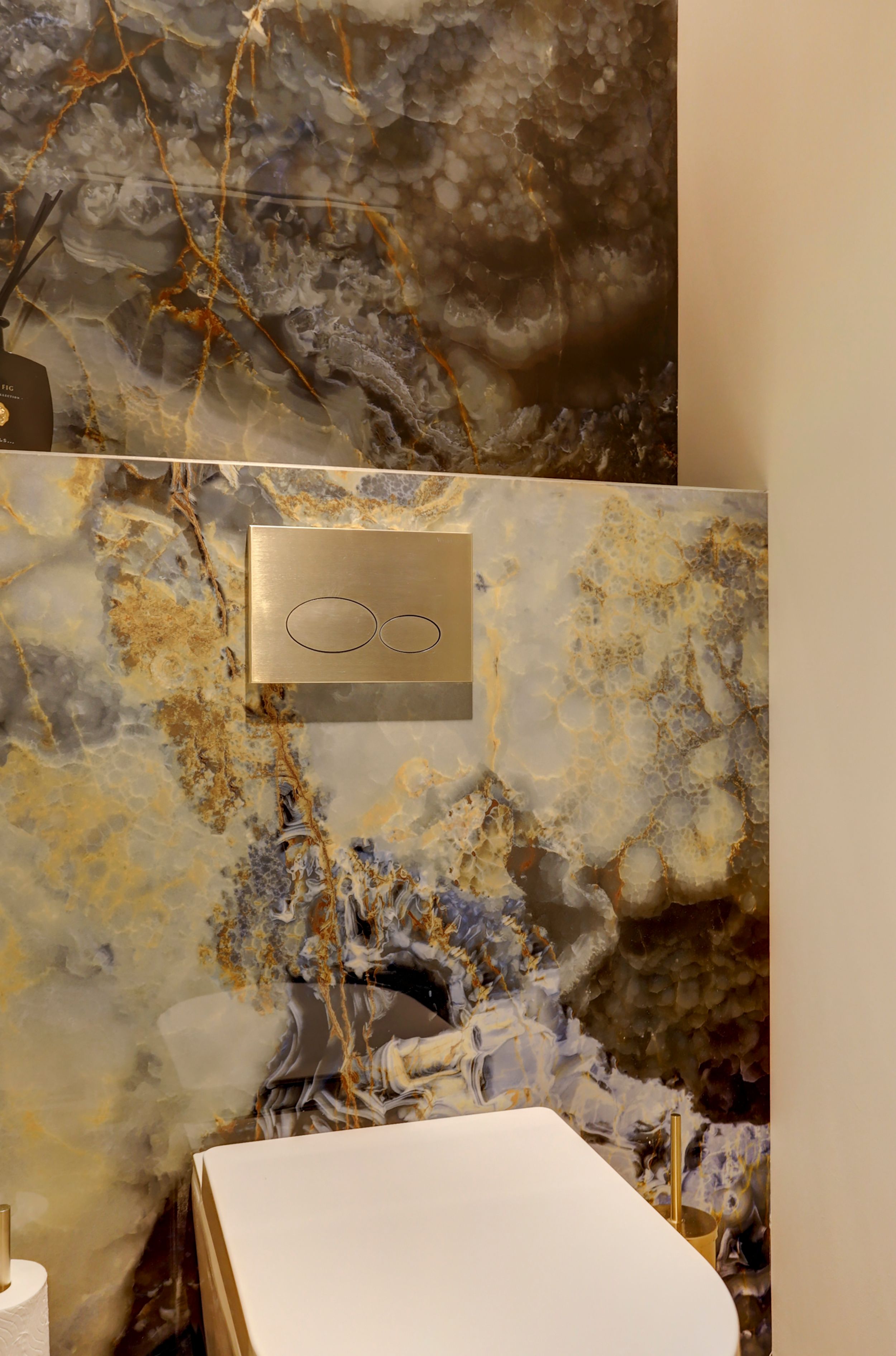 Vesta ECO douche-wc met Eternal Blue achterwand en gouden accessoires