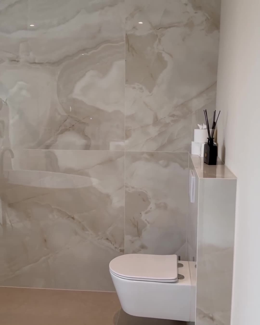 Toilethoek met onyx-look wandtegels in de badkamer van Sven