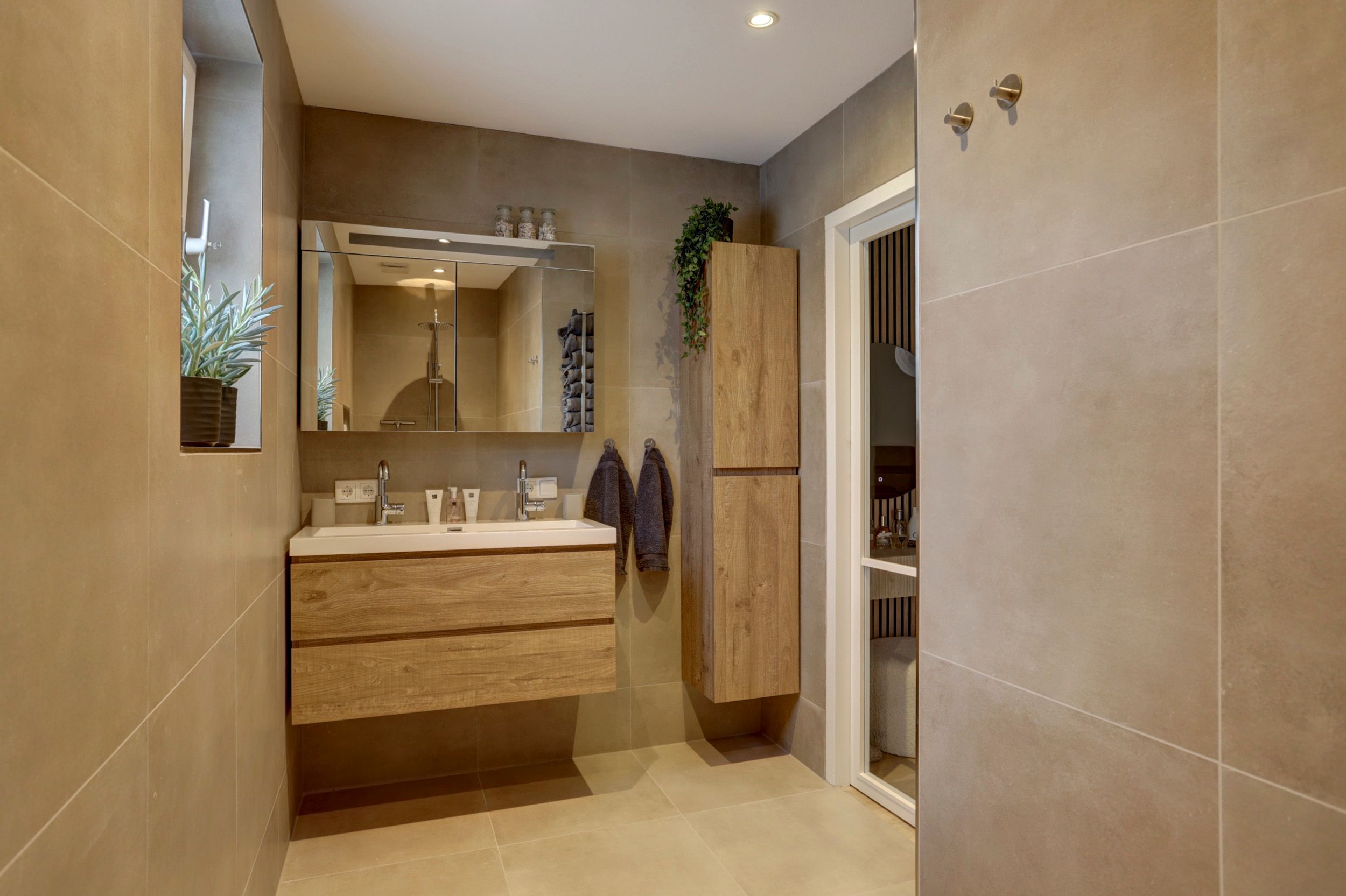Badkamermeubel in eiken naturel met spiegel in de badkamer van Bart en Nienke