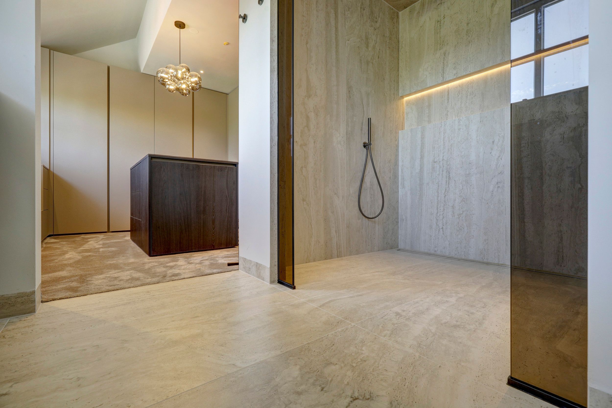 Serene badkamer van familie Flapper uit Best met travertin-look wanden en ruime inloopdouche