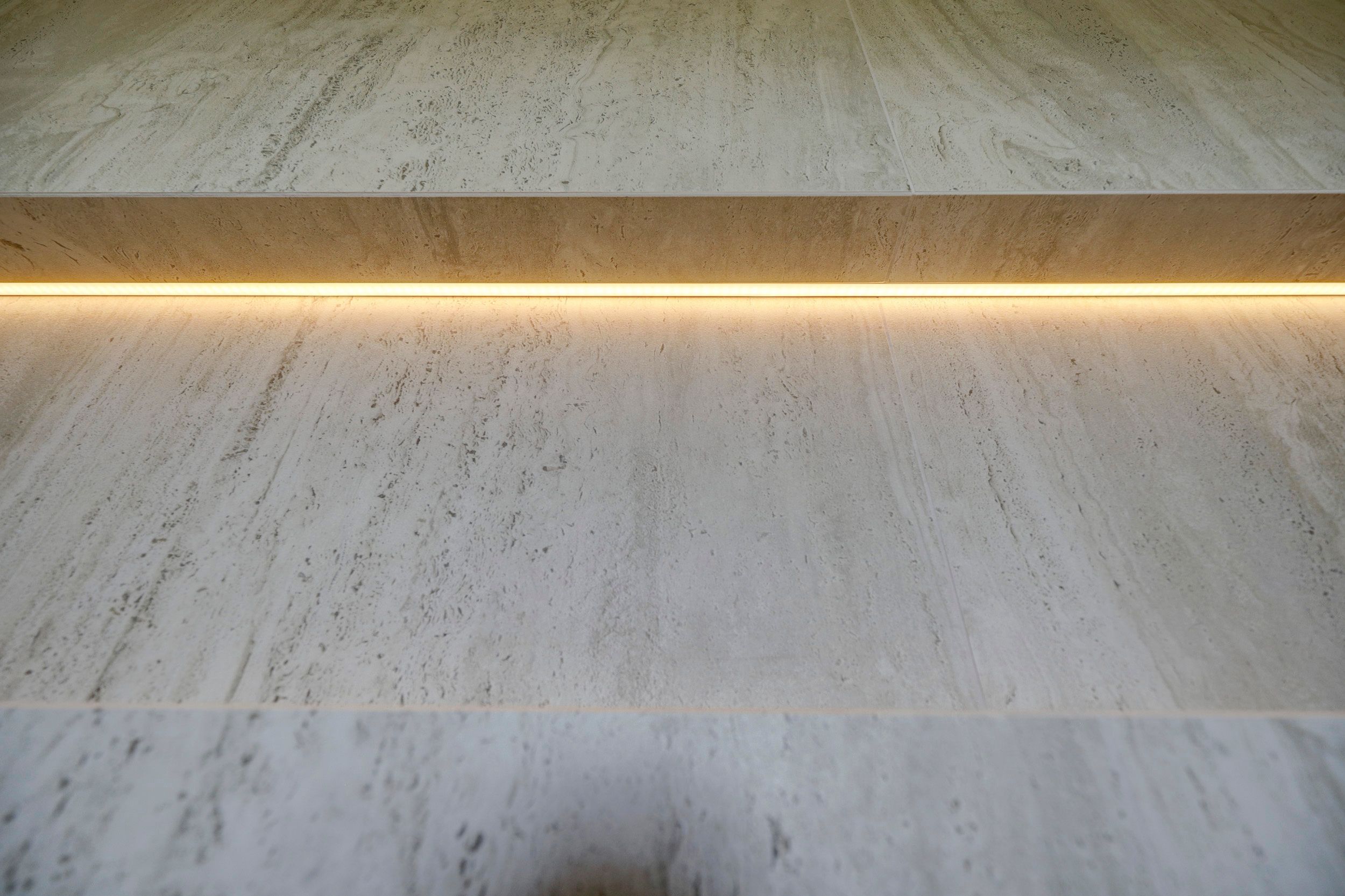 Flaviker Navona wandtegels van 120 bij 278 cm met LED-strip