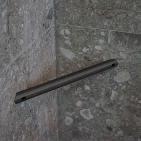 Producten/Boss%20&%20wessing/Showerstick/ImageGallery/bws-scheersteun-de-voetsteun-voor-in-de-douche-gunmetal-bwsshowerstickgunmetal-1.jpeg