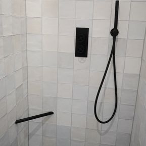 Producten/Boss%20&%20wessing/Showerstick/ImageGallery/bws-scheersteun-de-voetsteun-voor-in-de-douche-mat-zwart-bwsshowerstickmzwart-1.jpeg