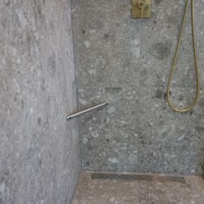 Producten/Boss%20&%20wessing/Showerstick/ImageGallery/bws-scheersteun-de-voetsteun-voor-in-de-douche-rvs-bwsshowerstickrvs-1.jpeg