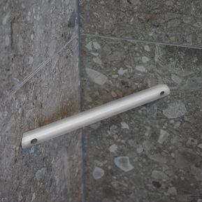 Producten/Boss%20&%20wessing/Showerstick/ImageGallery/bws-scheersteun-de-voetsteun-voor-in-de-douche-wit-bwsshowerstickwit-1.jpeg