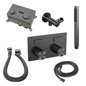 Producten/Brauer/Carving/ImageGallery/brauer-gunmetal-carving-thermostatische-inbouw-badkraan-met-drukknoppen-set-03-met-badvulcombinatie-en-staaf-handdouche-en-doucheslang-en-wandaansluitbocht-gunmetal-geborsteld-pvd-5gm212-1.jpeg