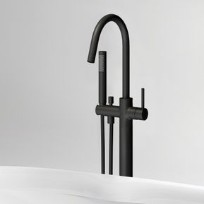 Producten/Clou/Xo/ImageGallery/xo-vrijst-badmengkraan-type-1-met-handdouche-mat-zwart-cl060400121-1.jpeg