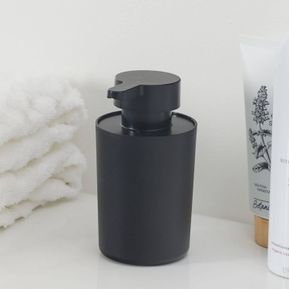 Producten/Tiger/Unknown/ImageGallery/tiger-urban-zeepdispenser-180-ml-vrijstaand-zwart-1316130746-1.jpeg