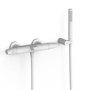 Producten/Tres/Over-wall/ImageGallery/tres-overwall-matt-white-overwall-thermostatische-mengkraan-voor-bad-en-douche-antikalk-messing-handdouche-verstelbare-steun-voor-handdouche-satijnen-slang-ovale-handgreep-19017439bm-1.jpeg