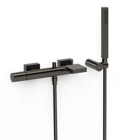 Producten/Tres/Project-tres/ImageGallery/tres-projecttres-metallic-black-wandmengkraan-m-één-hendel-voor-bad-en-douche-m-cascadeuitloop-antikalkmessing-handdouche-verstelbare-steun-voor-handdouche-satijnen-slang-21117001km-1.jpeg